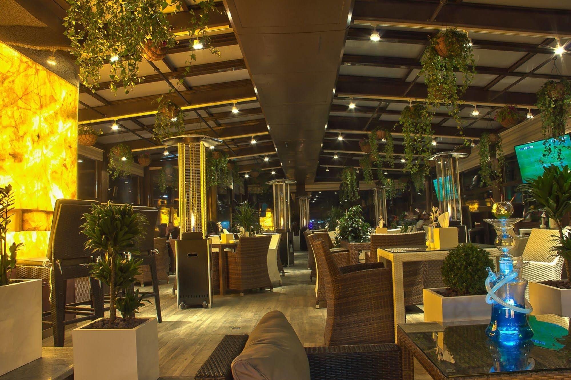 Thousand Nights Hotel Amán Exterior foto The interior of the restaurant